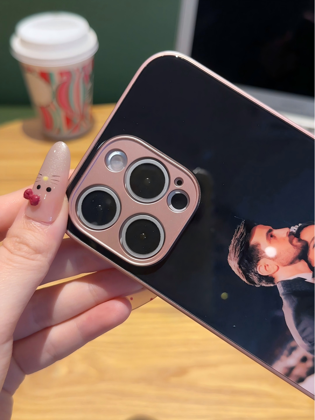 Your Memories in Hand: Bespoke Photo Case – The Perfect Custom Gift