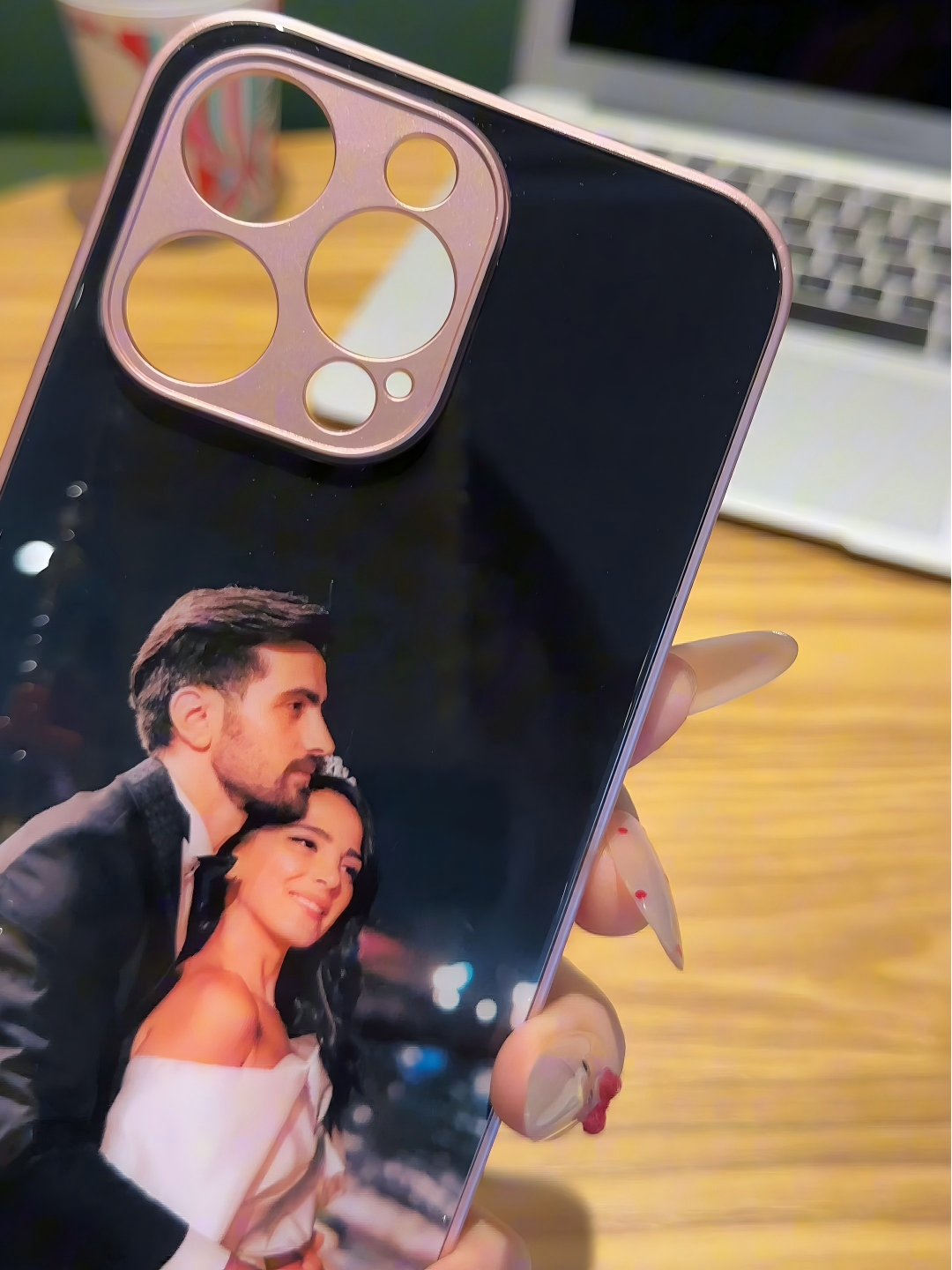 Your Memories in Hand: Bespoke Photo Case – The Perfect Custom Gift