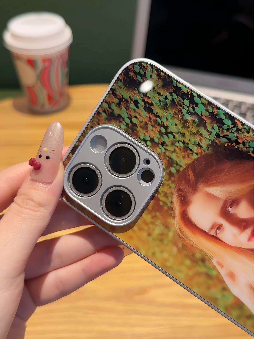 Your Memories in Hand: Bespoke Photo Case – The Perfect Custom Gift